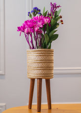 Cesta pequeña con madera